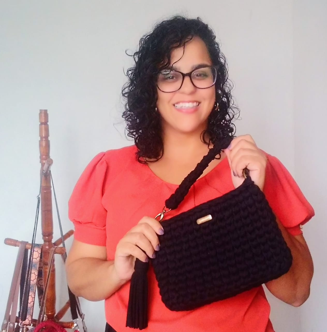 Amizuê de Souza, moradora de Vitória, dona da marca Damizú, com produção própria de bolsas de crochê moderno