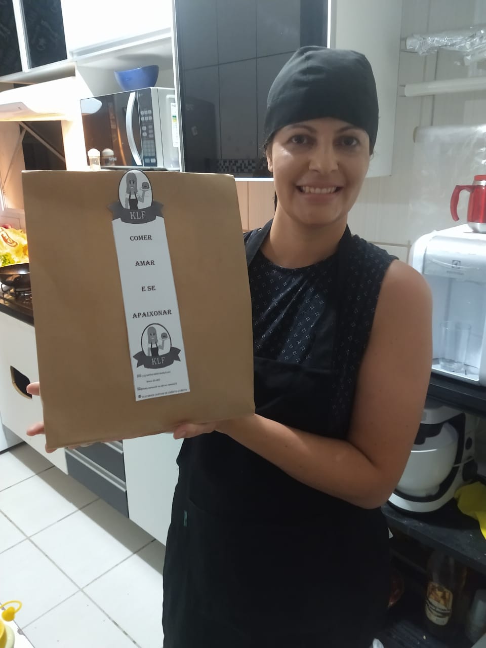 A empres&aacute;ria Kelly Ramos passou a vender tamb&eacute;m lanches, para complementar a renda durante a pandemia