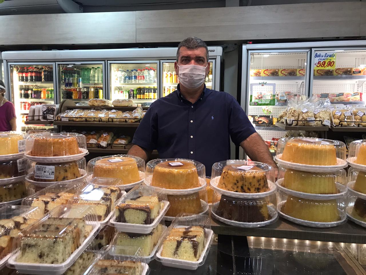 Luiz Carlos Azevedo de Almeida, propriet&aacute;rio da Panzzone, em Vila Velha, conta que foi preciso estruturar a&ccedil;&otilde;es para controlar o impacto da crise, que contribuiu para a queda de 50% do movimento de sua loja