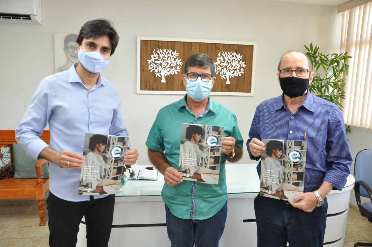 Prefeito de Gua&ccedil;u&iacute; recebe equipe do Sebrae e trata sobre empreendedorismo