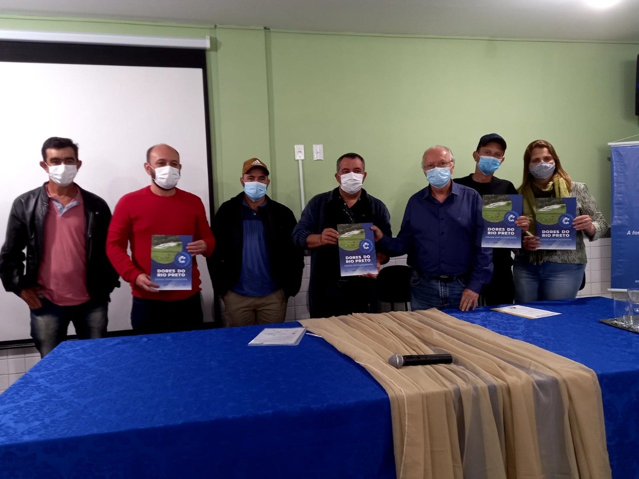 Em Dores do Rio Preto, a reuni&atilde;o foi com o prefeito Cleudenir Jos&eacute; de Carvalho Neto e a equipe de secret&aacute;rios.