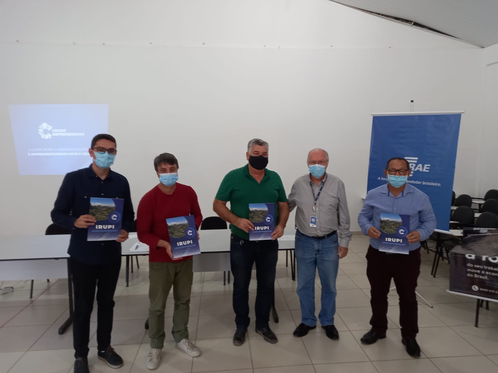 &Agrave; tarde, o documento foi entregue ao prefeito de Irupi, Edmilson Meireles