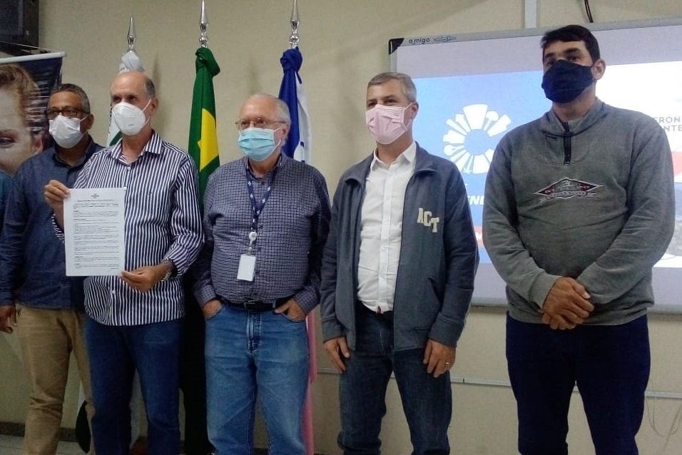 Plano de ação do Cidade Empreendedora entregue ao prefeito Sérgio Fonseca.