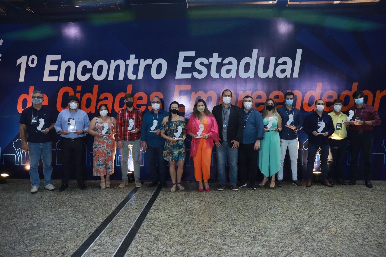 As cidades da Região do Caparaó que aderiram ao programa Cidade Empreendedora receberam seus troféus durante o evento.