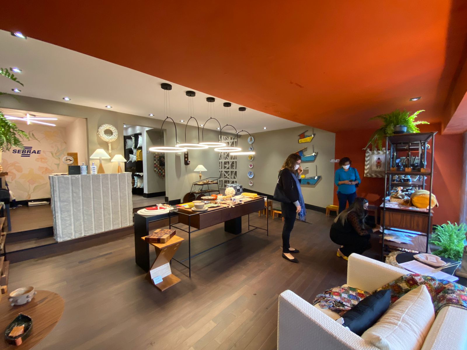 Os espa&ccedil;os de visita&ccedil;&atilde;o apoiados pelo Sebrae/ES est&atilde;o expondo produtos do agroneg&oacute;cio familiar e do artesanato capixabas.