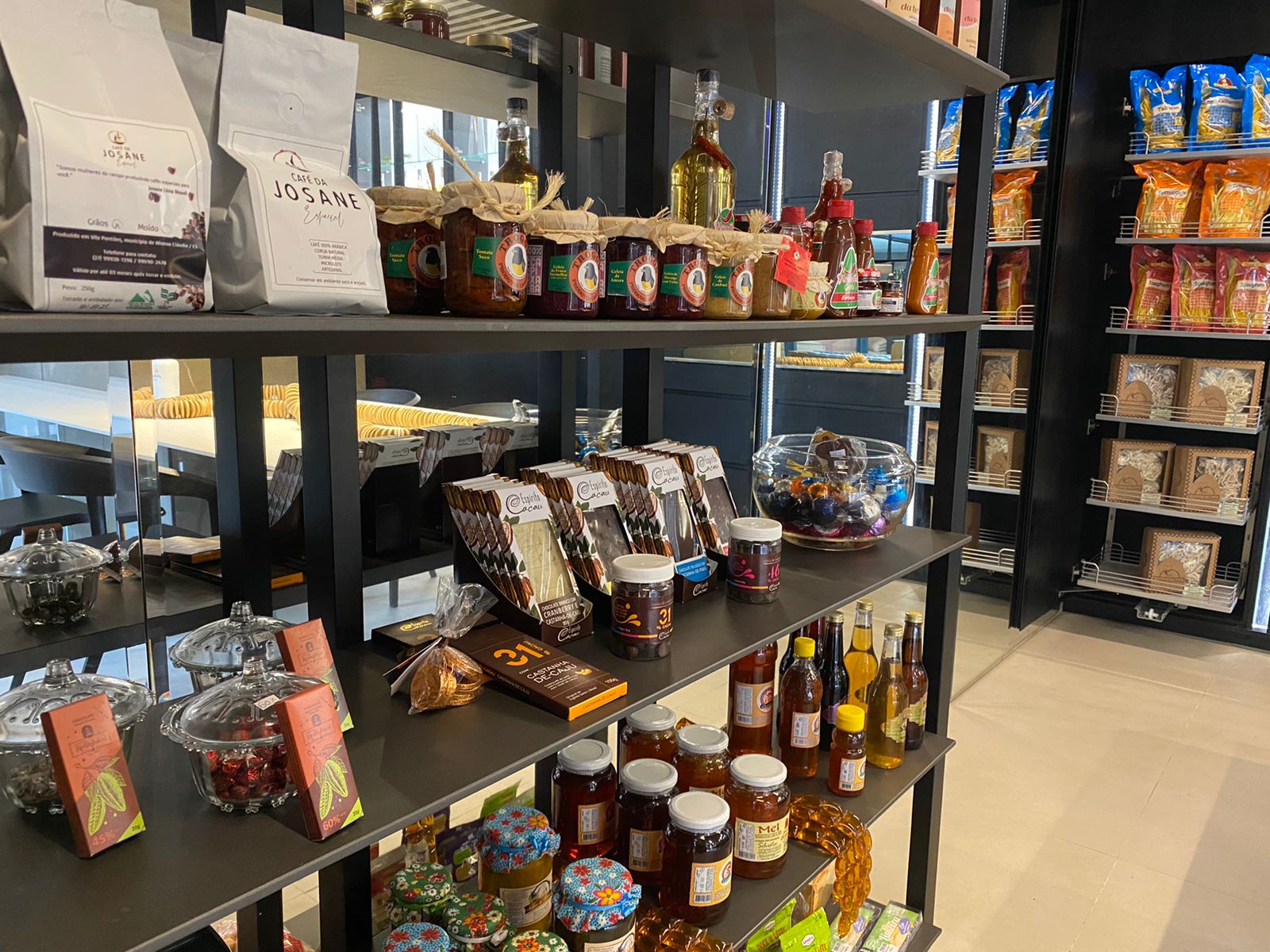 O Emp&oacute;rio Capixaba est&aacute; com aproximadamente 24 expositores, enquanto o Espa&ccedil;o Artesanato conta com 18 artes&atilde;os capixabas.