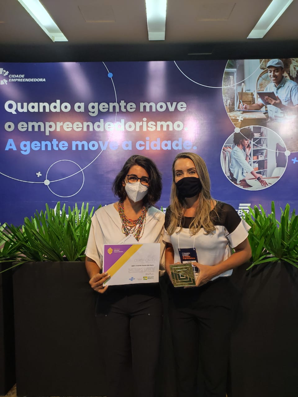Como professora Fernanda e Daiane receberam o pr&ecirc;mio de 1&ordm; Lugar no Ensino Fundamental II.