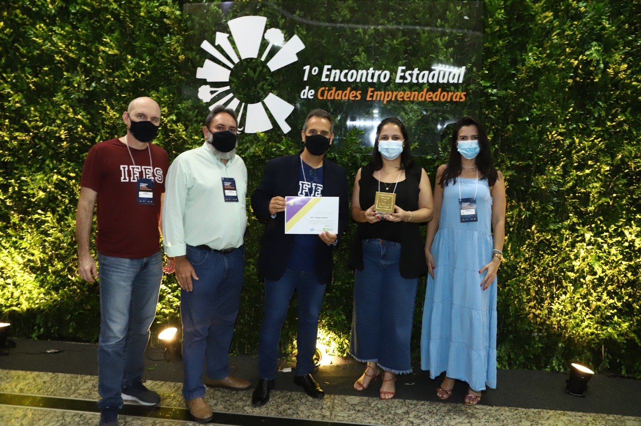 O pr&ecirc;mio de 1&ordm; Lugar para Educa&ccedil;&atilde;o Profissional foi para Frederico Pifano e equipe.