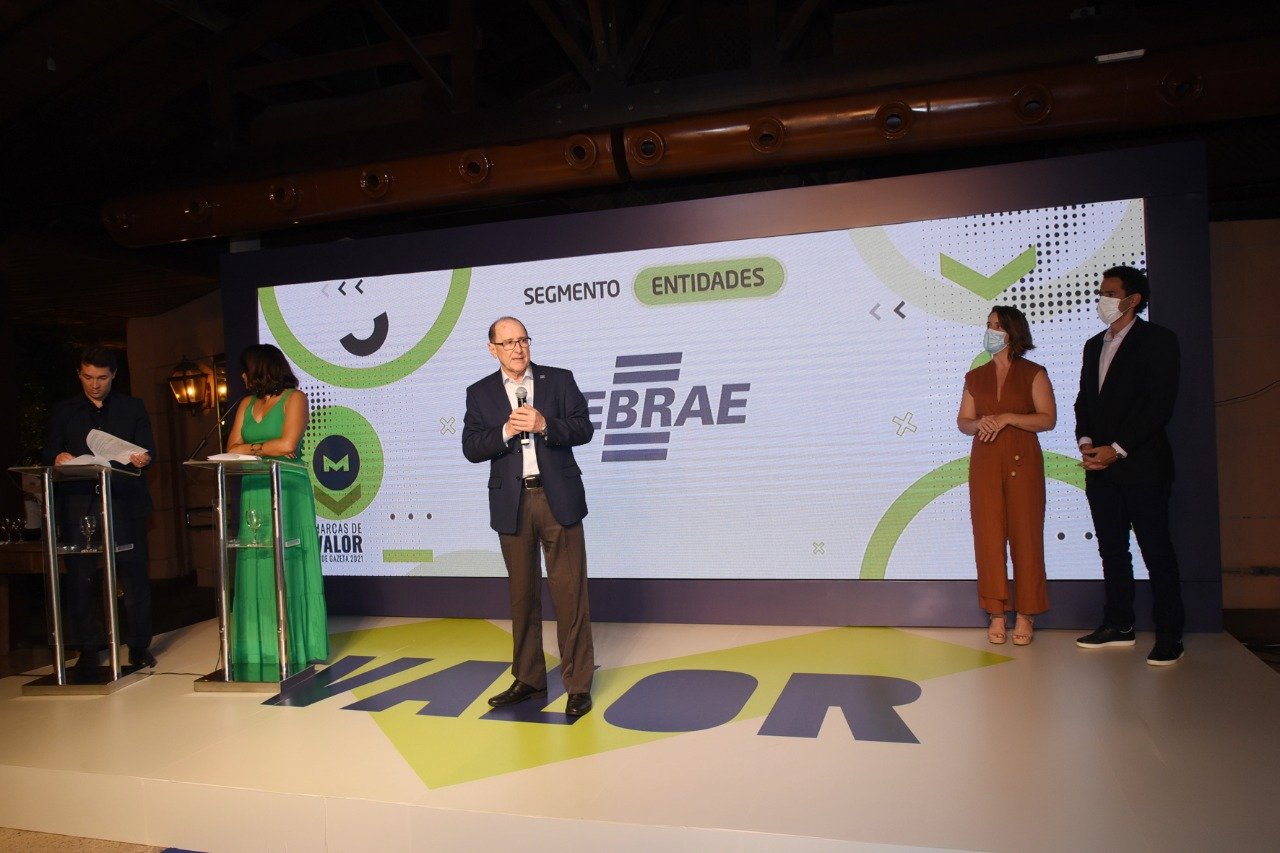 O diretor t&eacute;cnico do Sebrae / ES, Luiz Toniato, subiu ao palco do evento para receber o pr&ecirc;mio.
