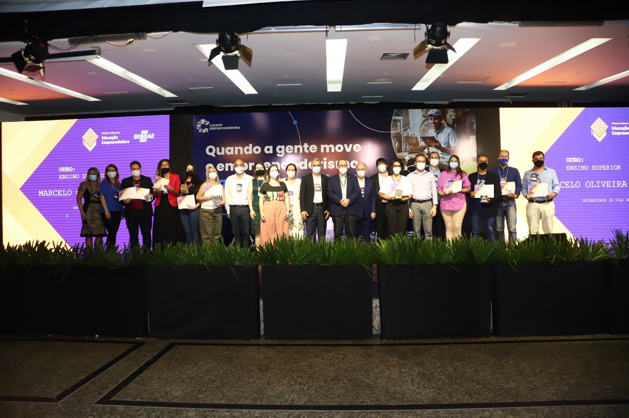 Ao final do evento, todos os premiados se reuniram para celebrar a conquista.