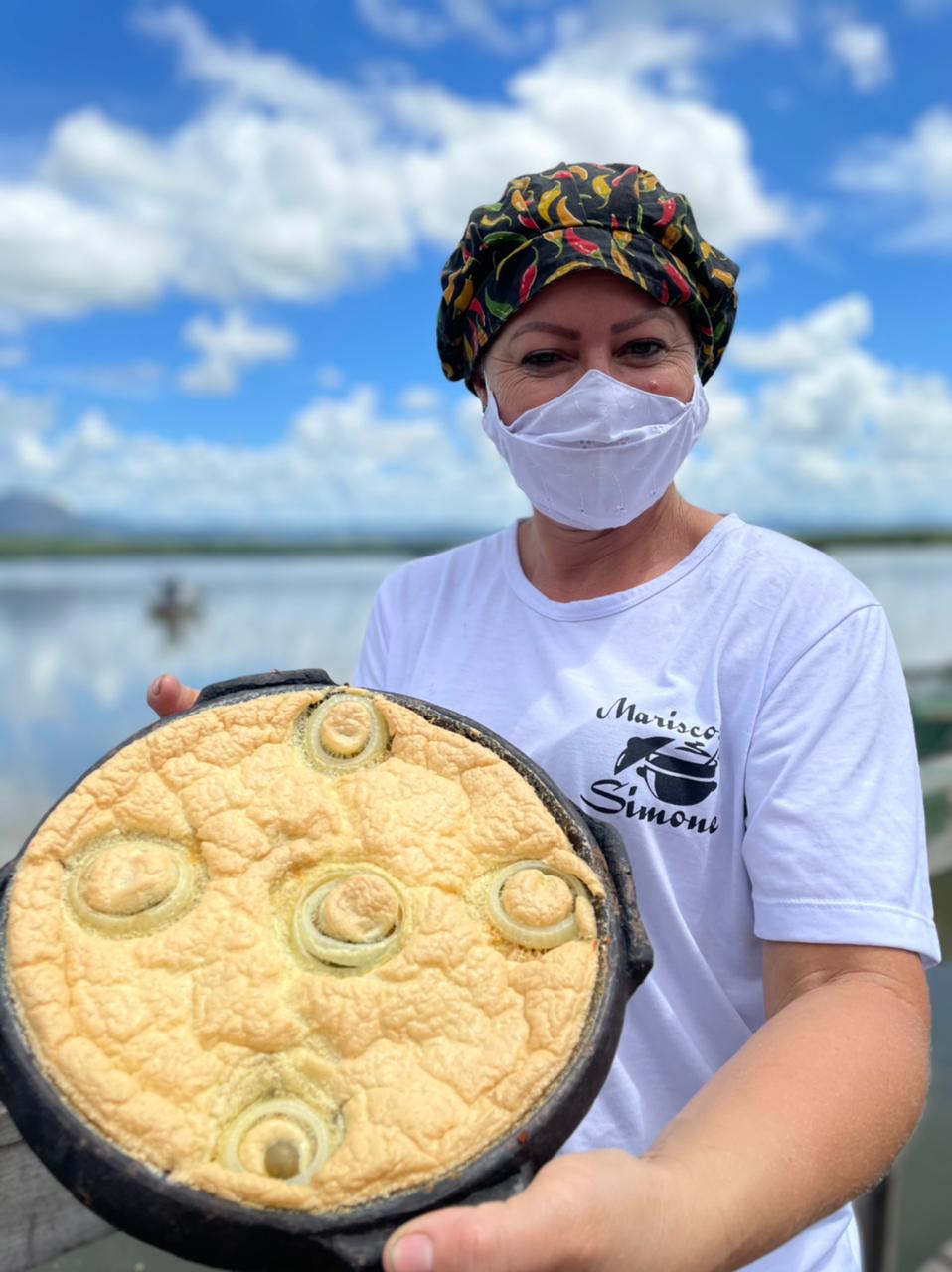 A Simone Leal é pescadora, desfiadeira, faz eventos e topa qualquer desafio, tanto que abriu a empresa Mariscos da Simone.