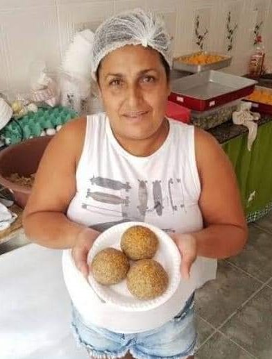 Da Ilha das Caieiras, a Tatiana Correia trabalha com produção e venda de Torta Capixaba.